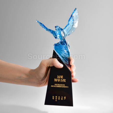 礼品订购老鹰琉璃水晶奖座广告