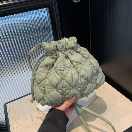 礼品订购菱格抽绳束口云朵包广告
