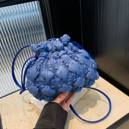礼品订购菱格抽绳束口云朵包广告