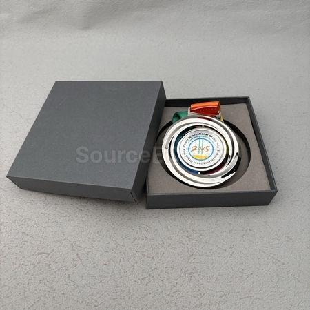 奖盃, 奖座, 奖牌, 金属奖杯, 比赛奖牌, 纪念牌, 纪念币, 木盾牌, 银碟, 锦旗, 桌旗, 旗帜, 金属襟章, 定制胸章, 制作名牌, 马口铁牌, 比赛奖品, 徽章, 礼品, 广告赠品, 纪念品, 礼品公司, 定制礼品, 商务礼品, 宣传礼品, 环保礼品, 文具, 自订纪念品, 礼物, 礼物包装
