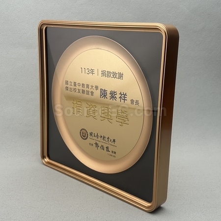 奖盃, 奖座, 奖牌, 金属奖杯, 比赛奖牌, 纪念牌, 纪念币, 木盾牌, 银碟, 锦旗, 桌旗, 旗帜, 金属襟章, 定制胸章, 制作名牌, 马口铁牌, 比赛奖品, 徽章, 礼品, 广告赠品, 纪念品, 礼品公司, 定制礼品, 商务礼品, 宣传礼品, 环保礼品, 文具, 自订纪念品, 礼物, 礼物包装