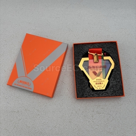 奖盃, 奖座, 奖牌, 金属奖杯, 比赛奖牌, 纪念牌, 纪念币, 木盾牌, 银碟, 锦旗, 桌旗, 旗帜, 金属襟章, 定制胸章, 制作名牌, 马口铁牌, 比赛奖品, 徽章, 礼品, 广告赠品, 纪念品, 礼品公司, 定制礼品, 商务礼品, 宣传礼品, 环保礼品, 文具, 自订纪念品, 礼物, 礼物包装